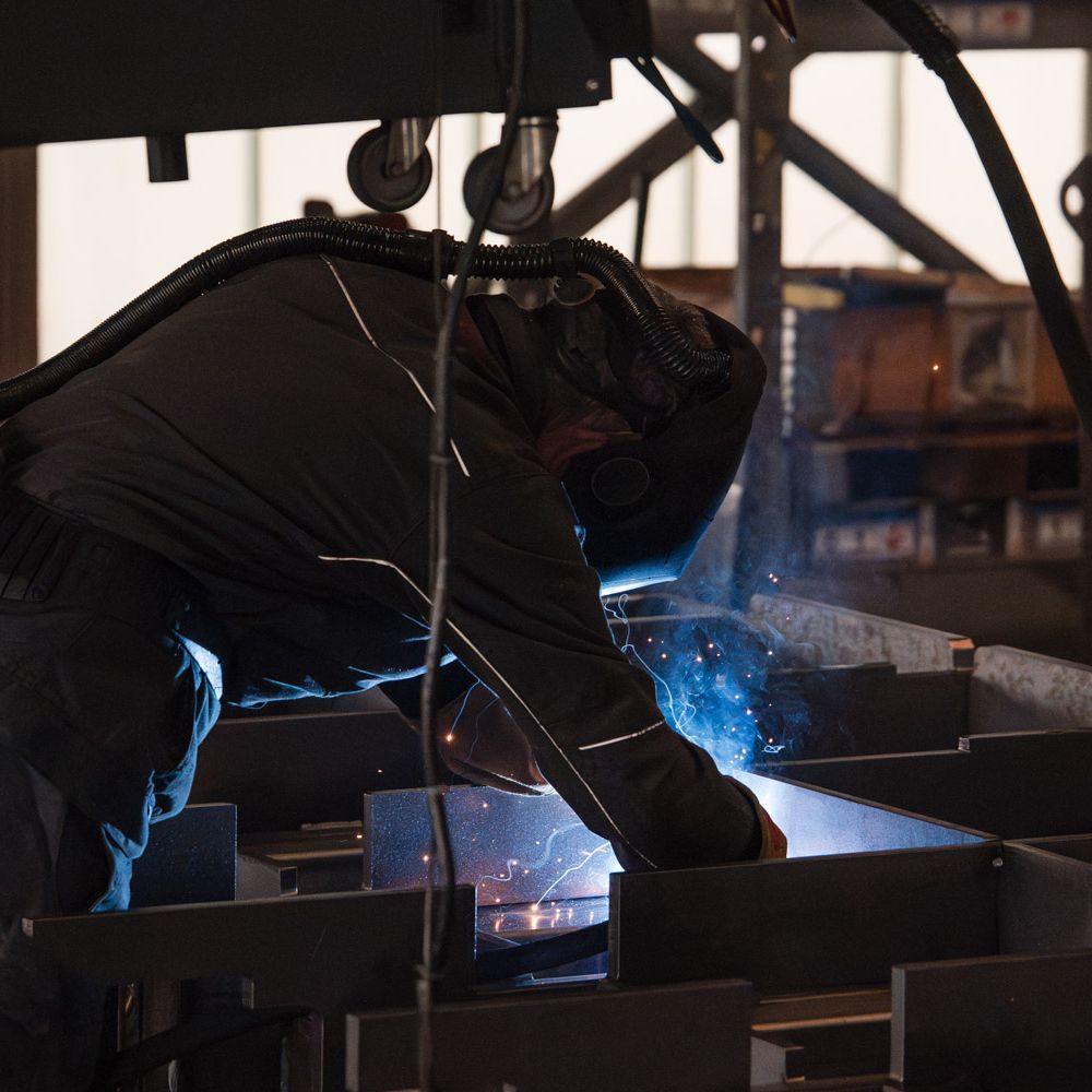 Schweißer schweißt Metallteile zusammen