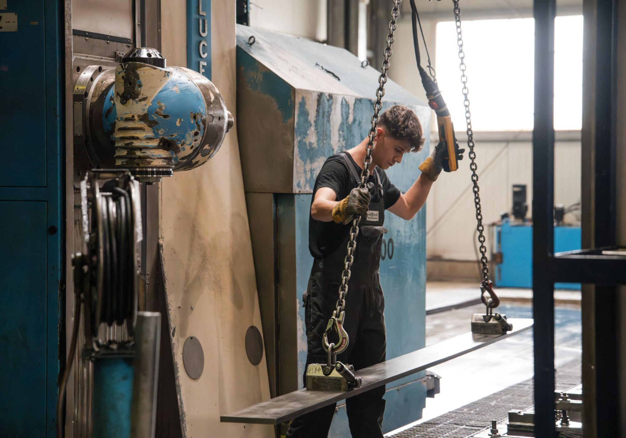 Mitarbeiter bedient Kran