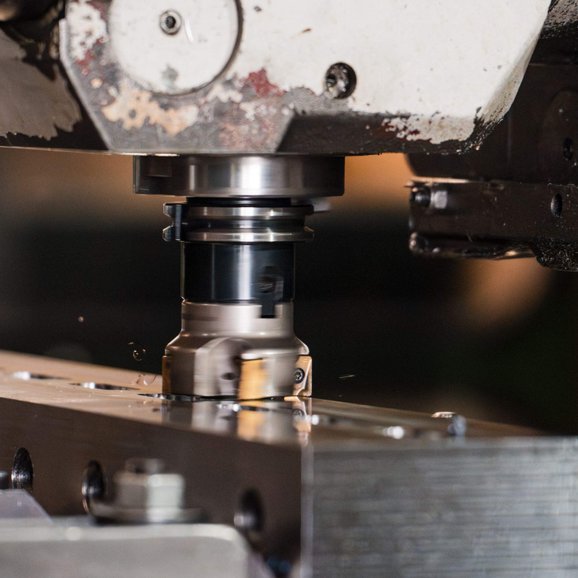 Fräskopf bearbeitet Metalloberfläche