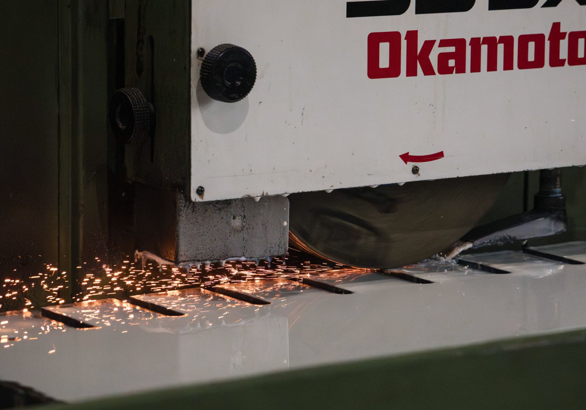 Schleifgerät schleift ein Metallteil