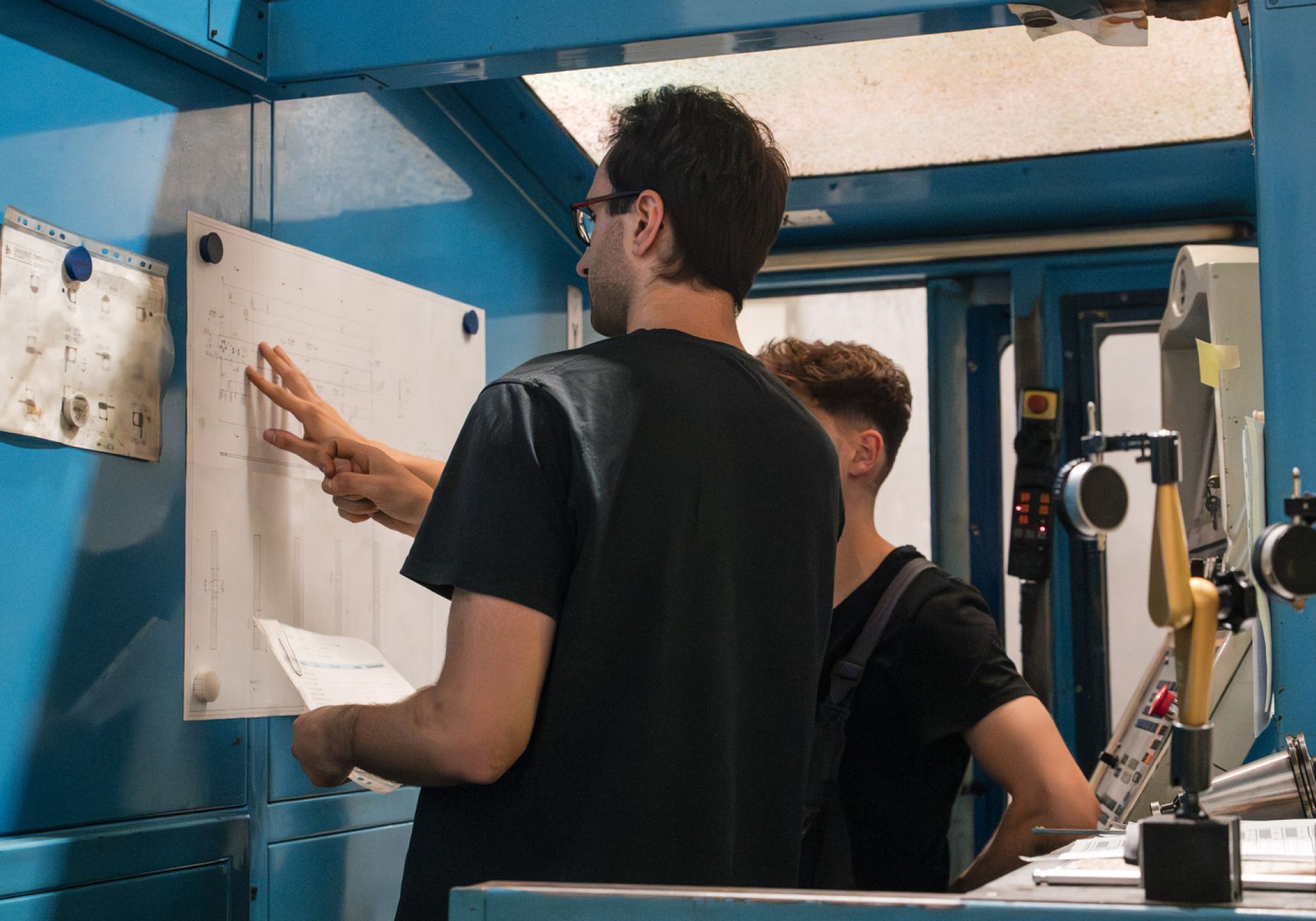 Kollegen schauen gemeinsam auf eine technische Zeichnung