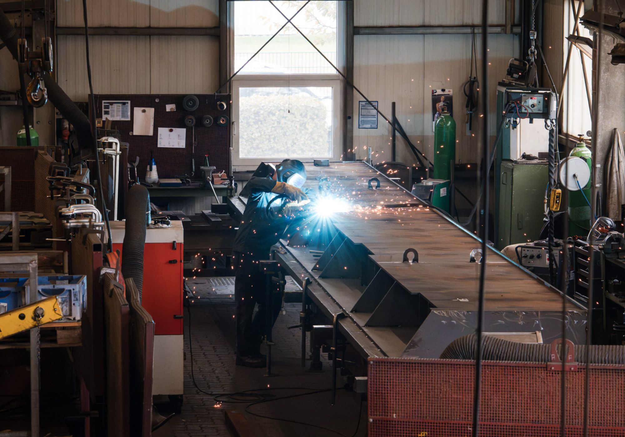 Schweißer schweißt großes Bauteil