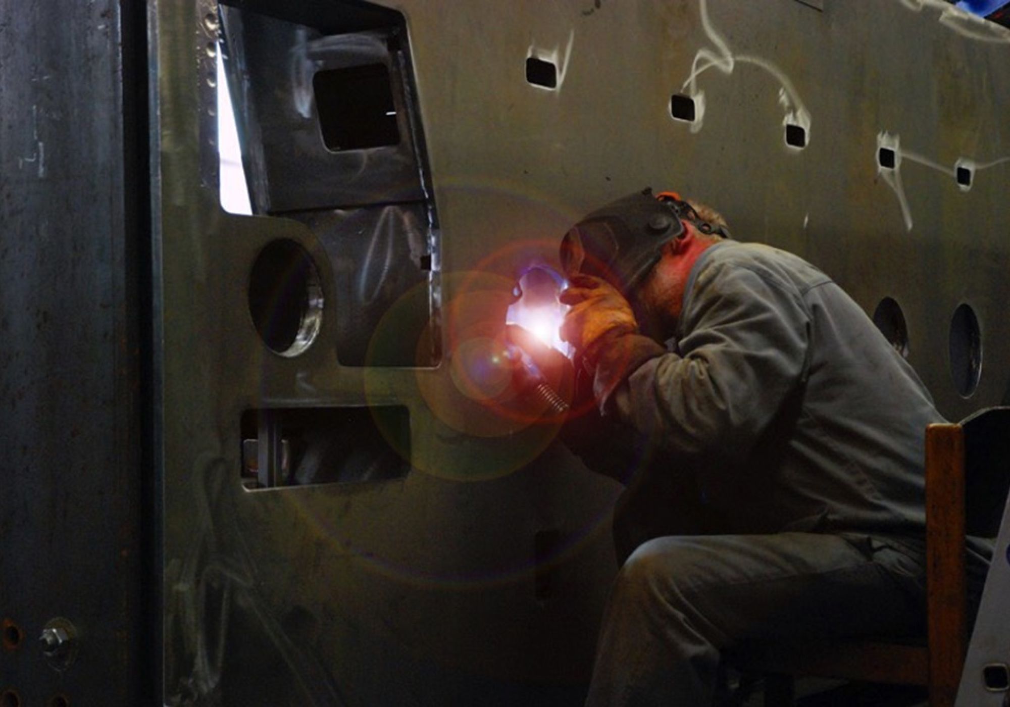 Schweißer an großem Werkstück