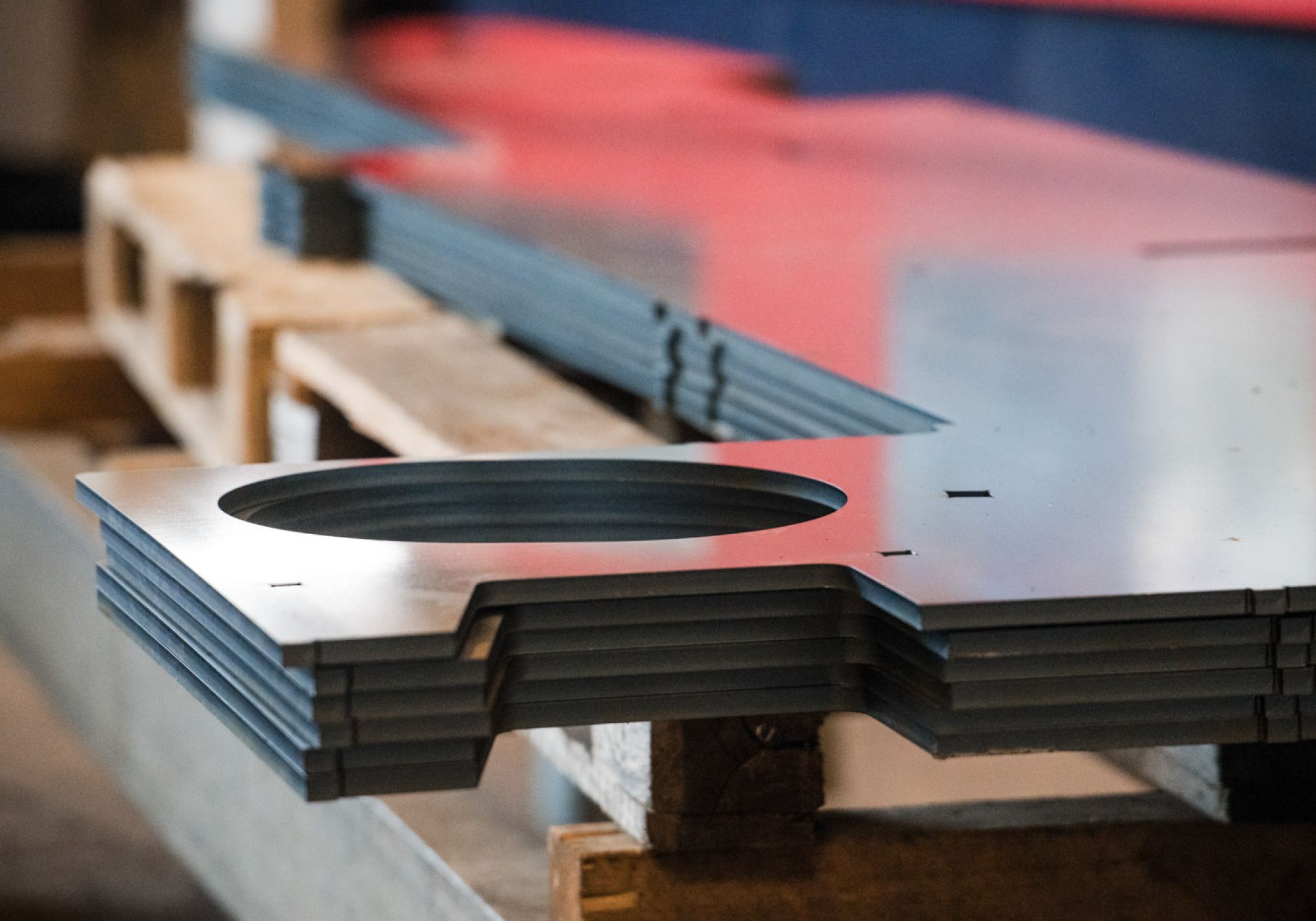 Stapel an gelaserten Blechen