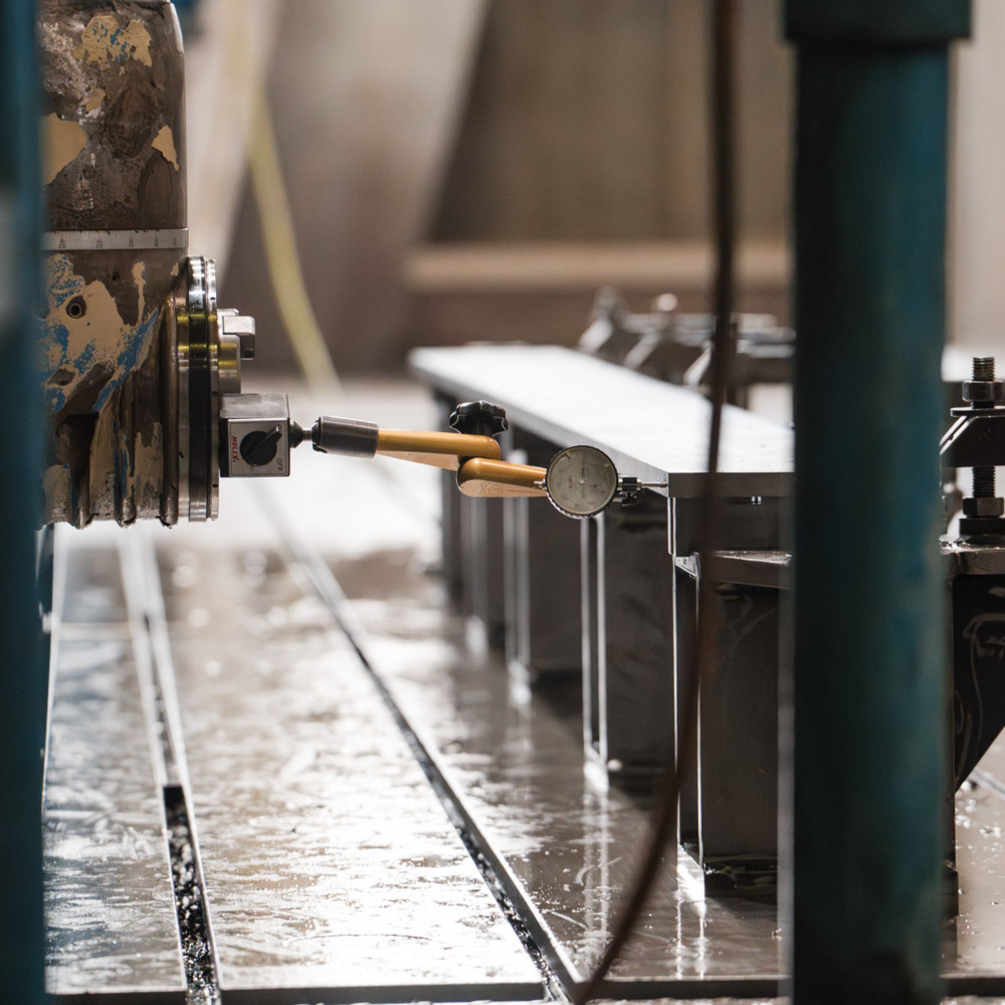 Messwerkzeug kontrolliert Werkstück auf Genauigkeit