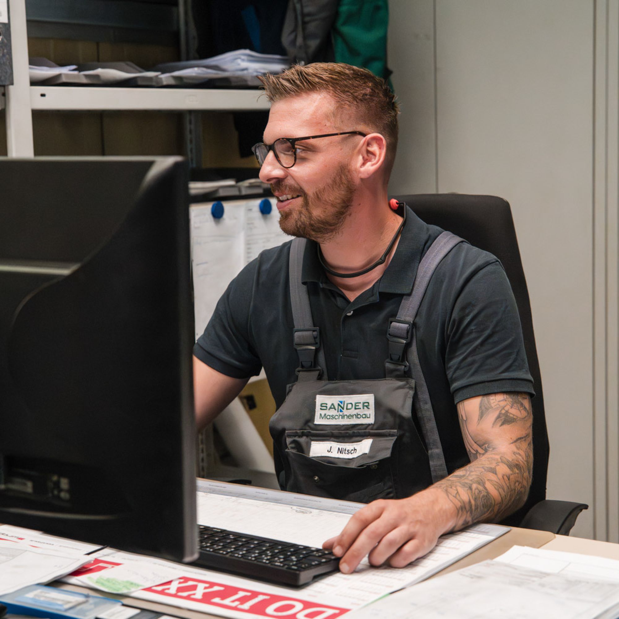 Mitarbeiter arbeitet am Computer