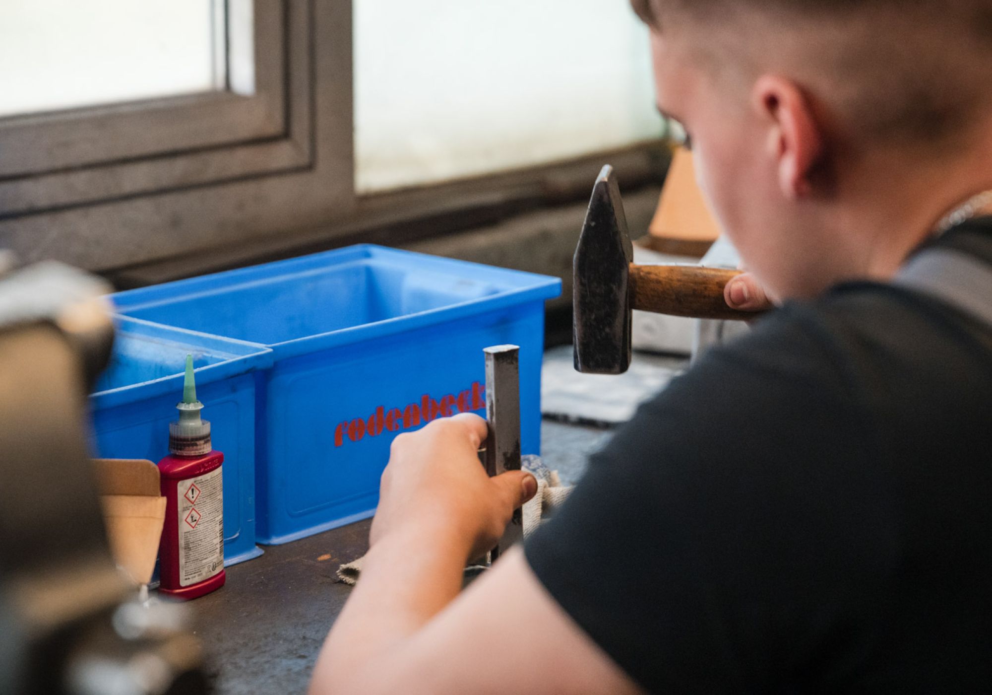 Mitarbeiter stanzt in Metall