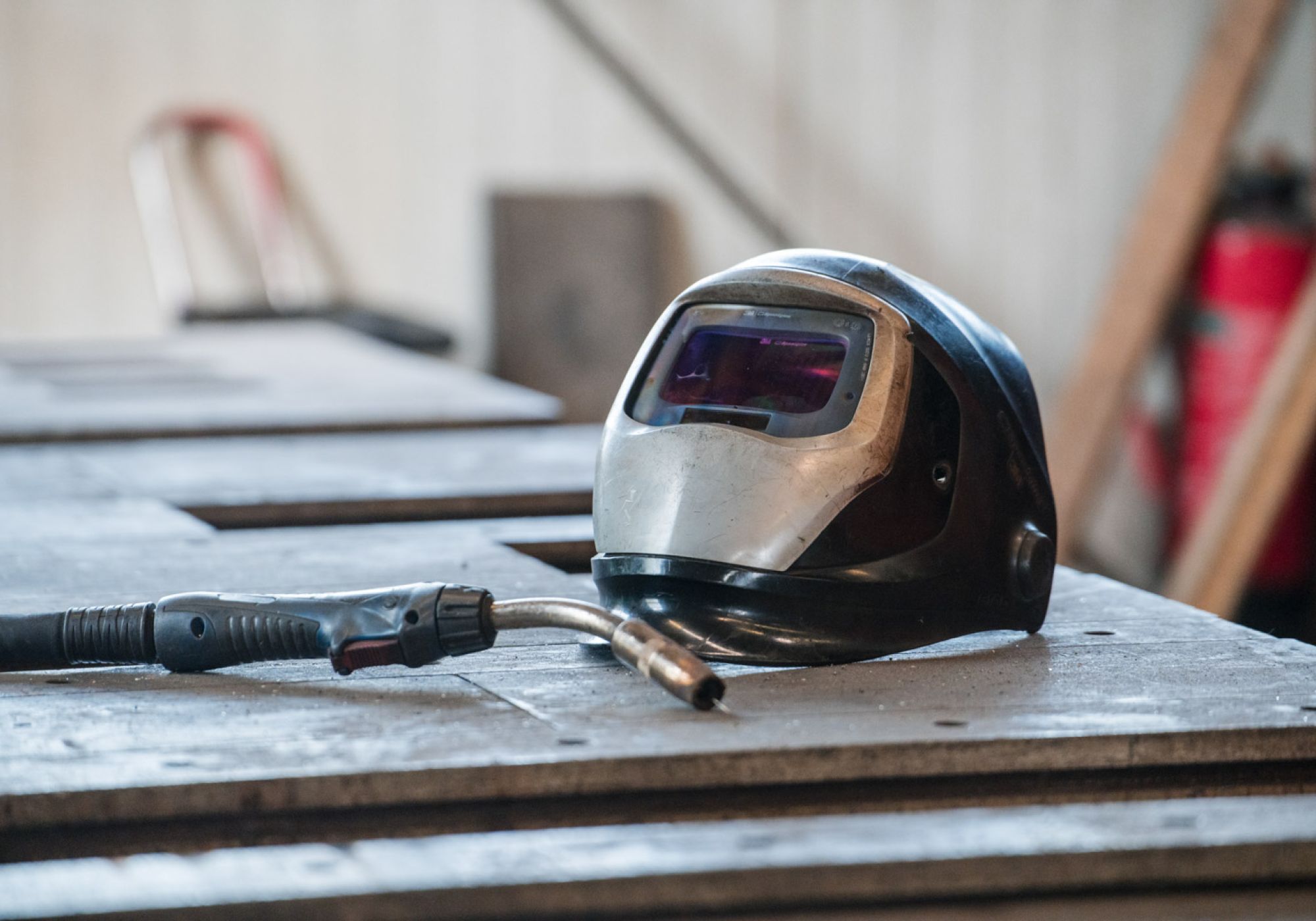 Helm und Schweißgerät