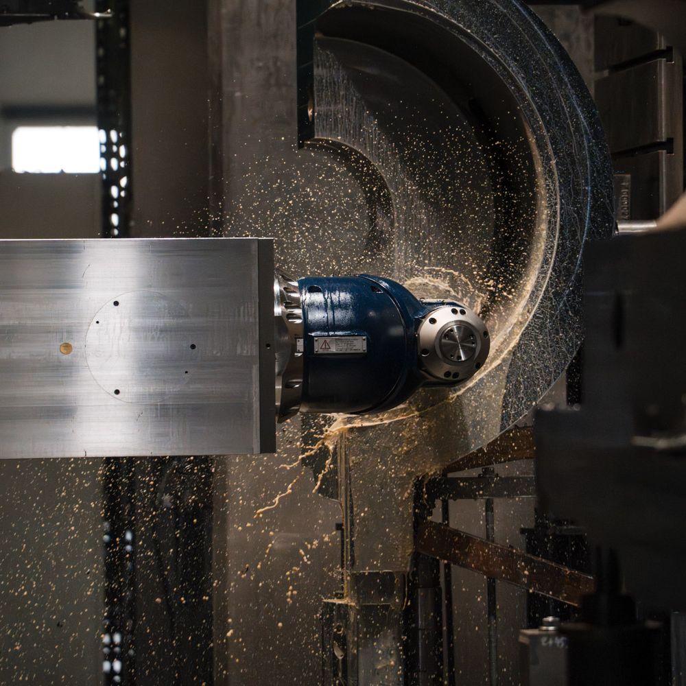 Fräsmaschine bearbeitet großes Werkstück