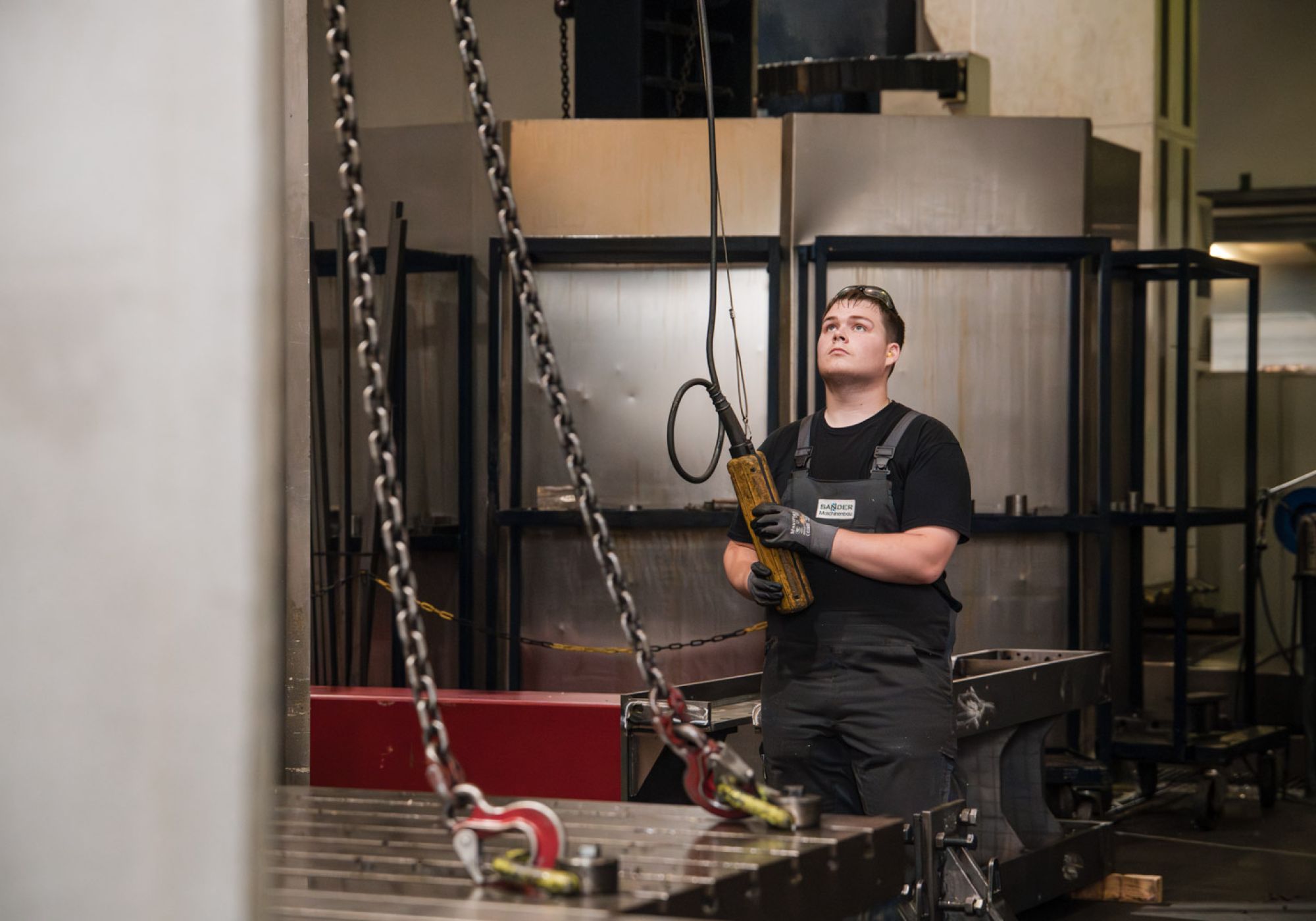 Mitarbeiter bedient Kran