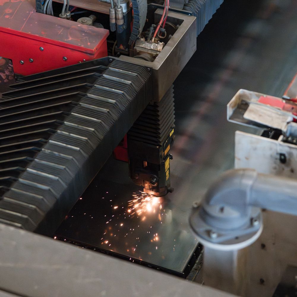 Maschine schneidet Metallbleche zurecht