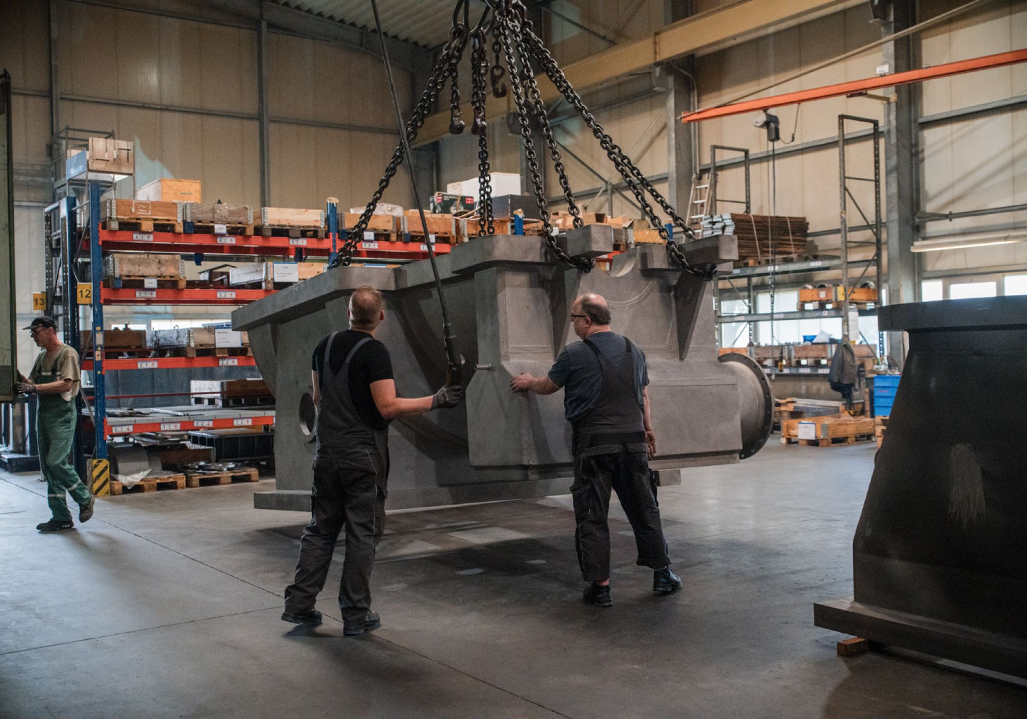 riesiges Werkstück hängt am Kran